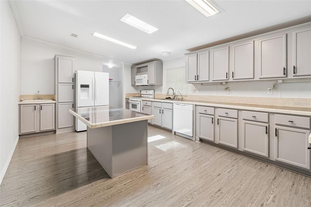 For Sale: $389,900 (4 beds, 2 baths, 1701 Square Feet)