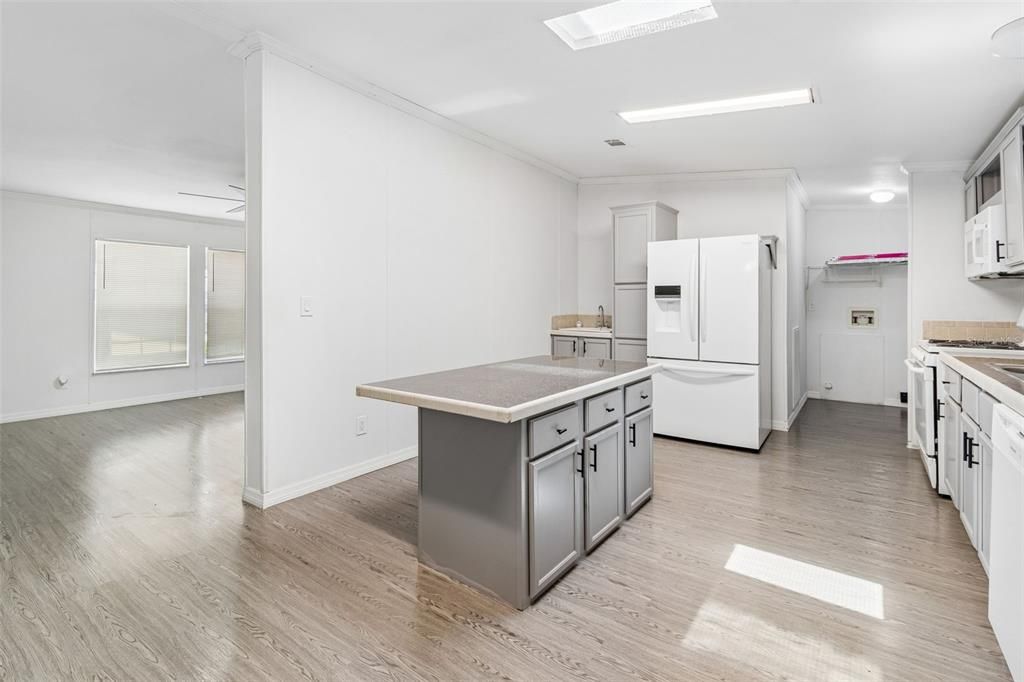 For Sale: $389,900 (4 beds, 2 baths, 1701 Square Feet)