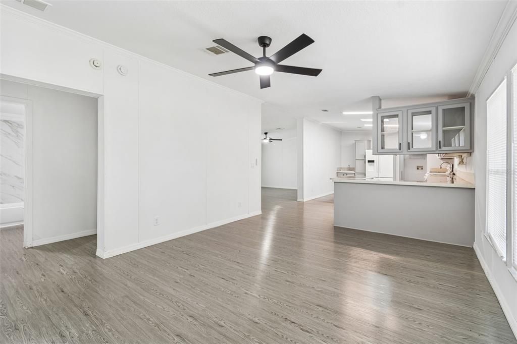 For Sale: $389,900 (4 beds, 2 baths, 1701 Square Feet)