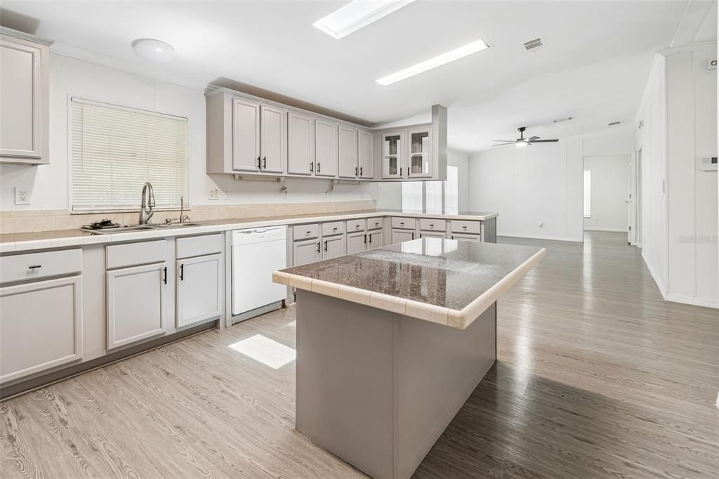 For Sale: $389,900 (4 beds, 2 baths, 1701 Square Feet)