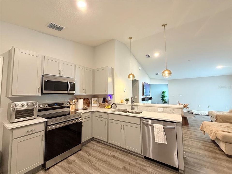 Active With Contract: $2,421 (3 beds, 2 baths, 1532 Square Feet)
