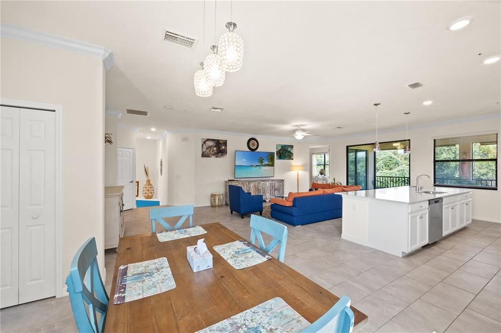 En Venta: $418,000 (3 camas, 2 baños, 2187 Pies cuadrados)