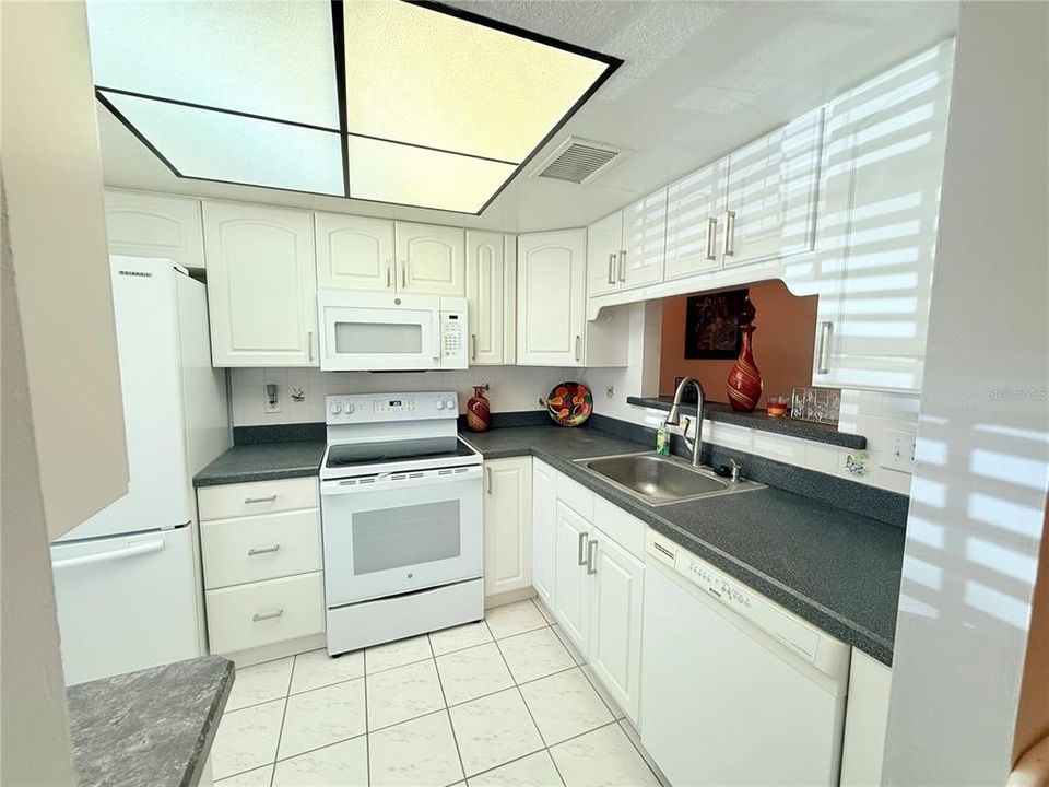 For Sale: $178,900 (2 beds, 2 baths, 935 Square Feet)