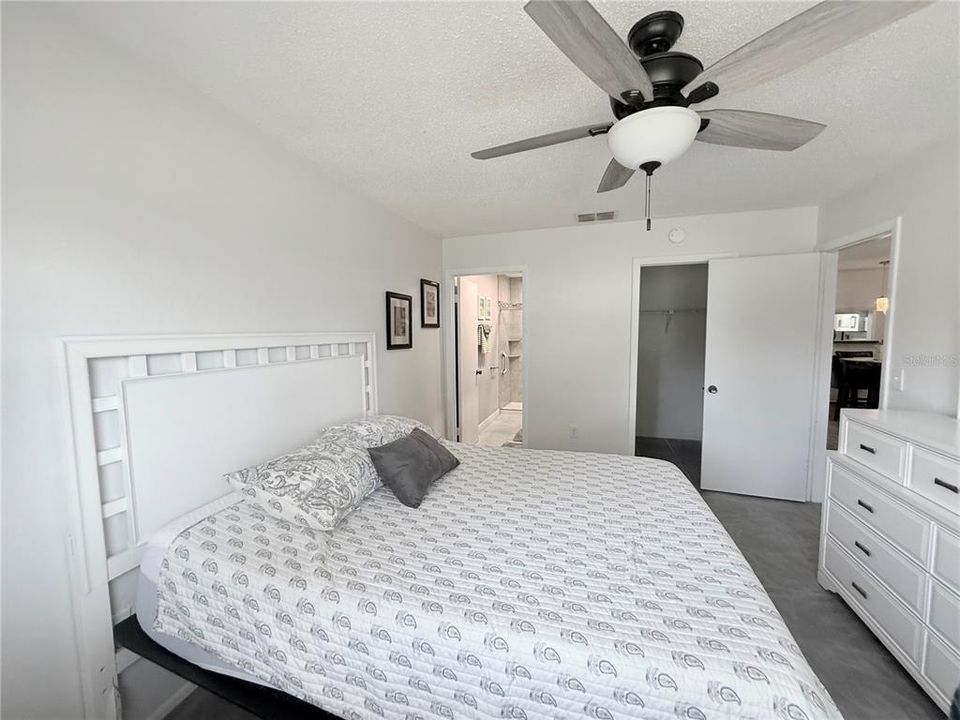 For Sale: $178,900 (2 beds, 2 baths, 935 Square Feet)