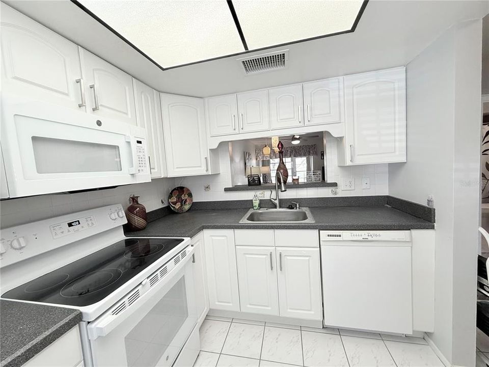 For Sale: $178,900 (2 beds, 2 baths, 935 Square Feet)