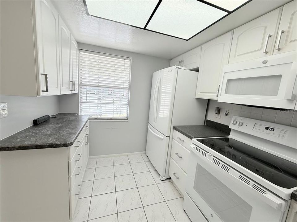 For Sale: $178,900 (2 beds, 2 baths, 935 Square Feet)