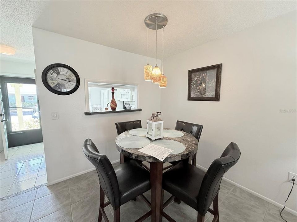 For Sale: $178,900 (2 beds, 2 baths, 935 Square Feet)
