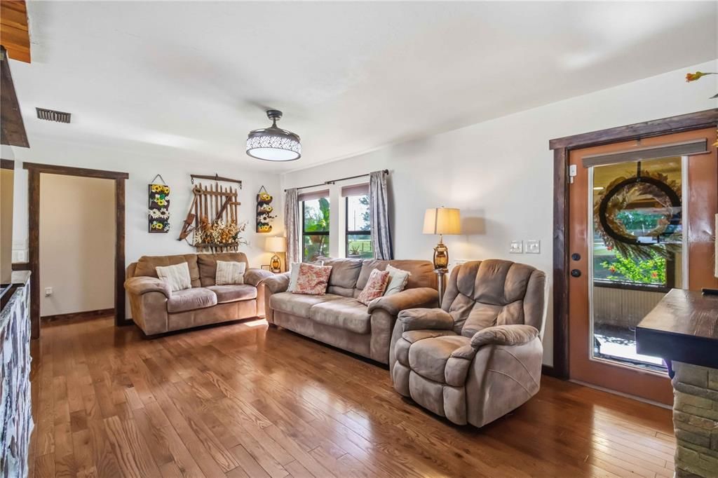 For Sale: $359,000 (3 beds, 2 baths, 1161 Square Feet)