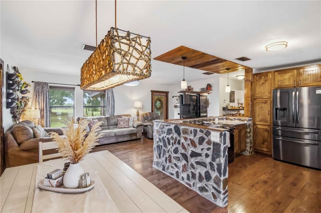 For Sale: $359,000 (3 beds, 2 baths, 1161 Square Feet)