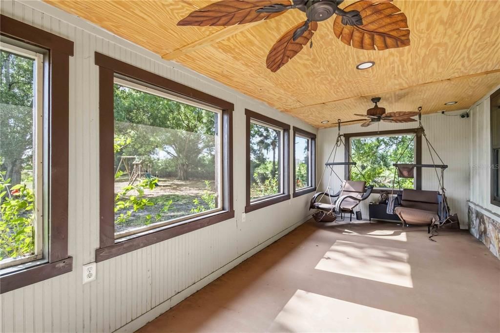 For Sale: $359,000 (3 beds, 2 baths, 1161 Square Feet)
