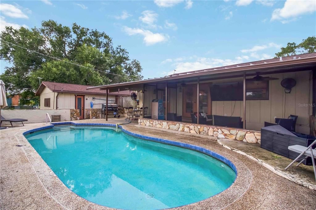 For Sale: $359,000 (3 beds, 2 baths, 1161 Square Feet)