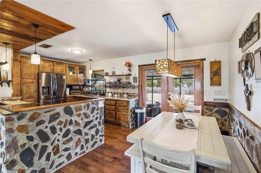 For Sale: $359,000 (3 beds, 2 baths, 1161 Square Feet)
