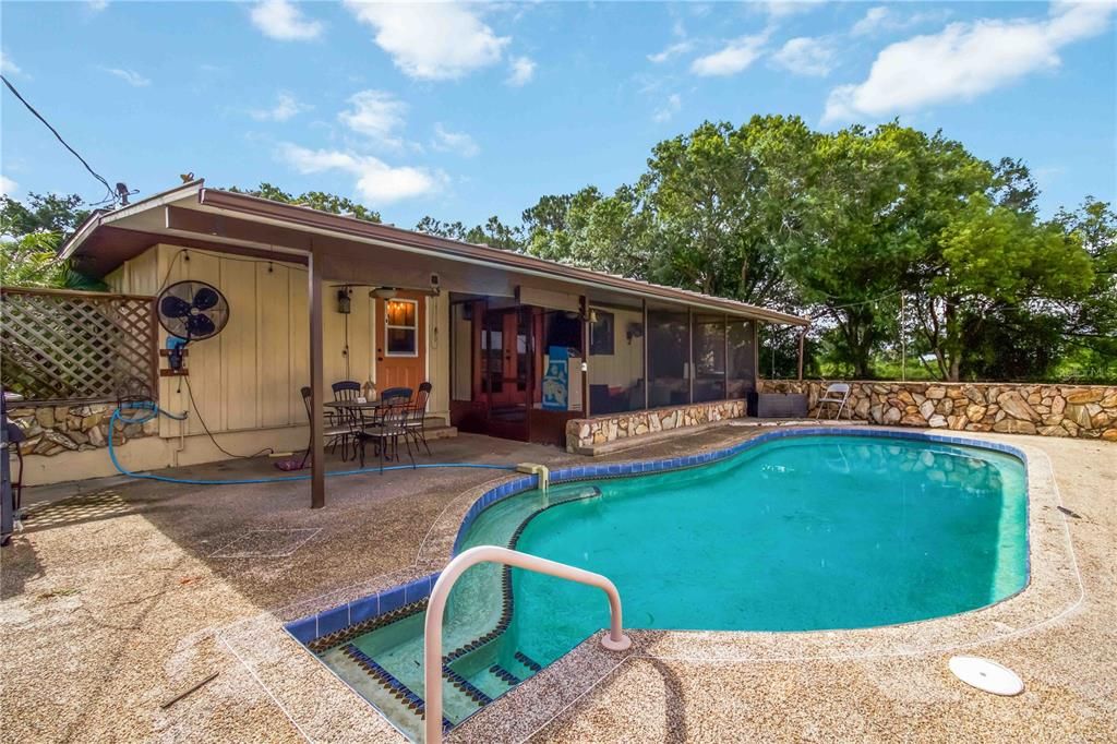 For Sale: $359,000 (3 beds, 2 baths, 1161 Square Feet)