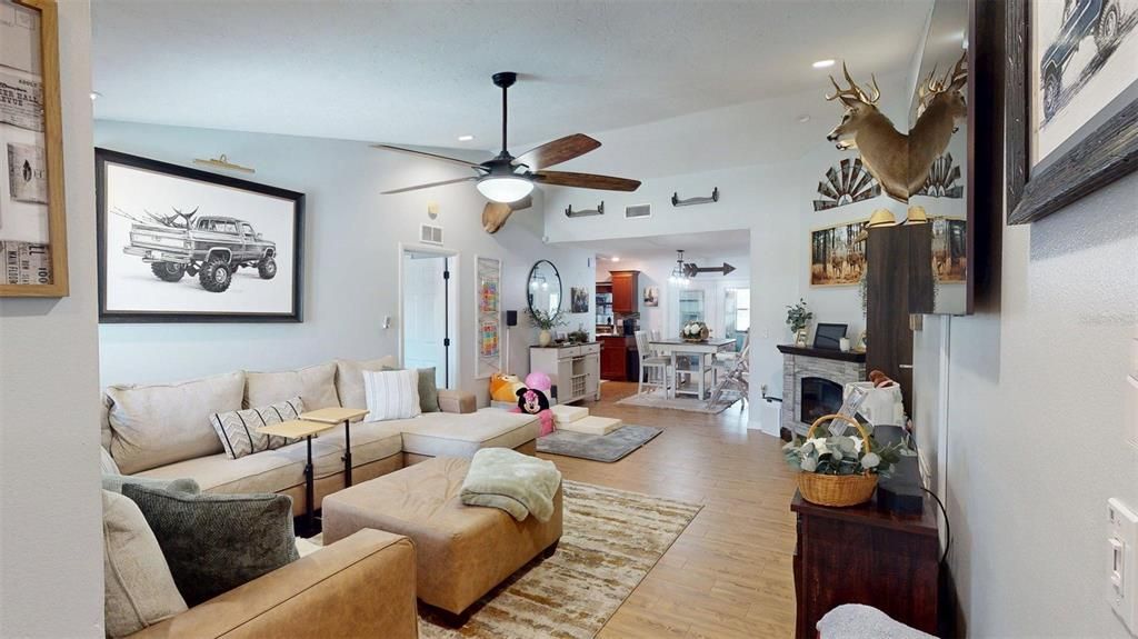 Active With Contract: $449,900 (3 beds, 2 baths, 1552 Square Feet)