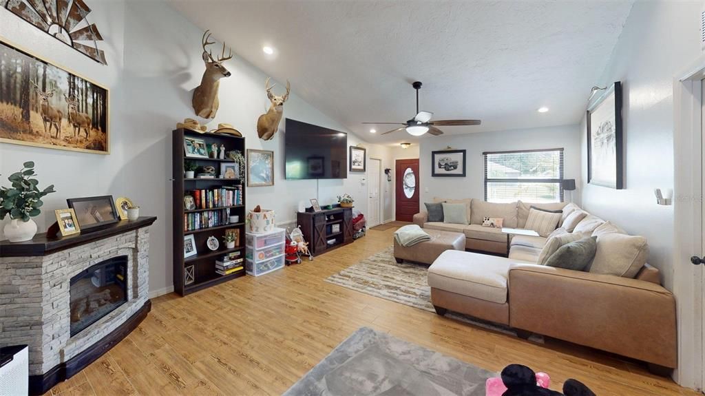 Active With Contract: $449,900 (3 beds, 2 baths, 1552 Square Feet)
