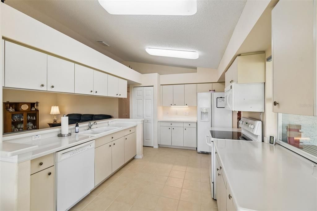 For Sale: $340,000 (2 beds, 2 baths, 1818 Square Feet)