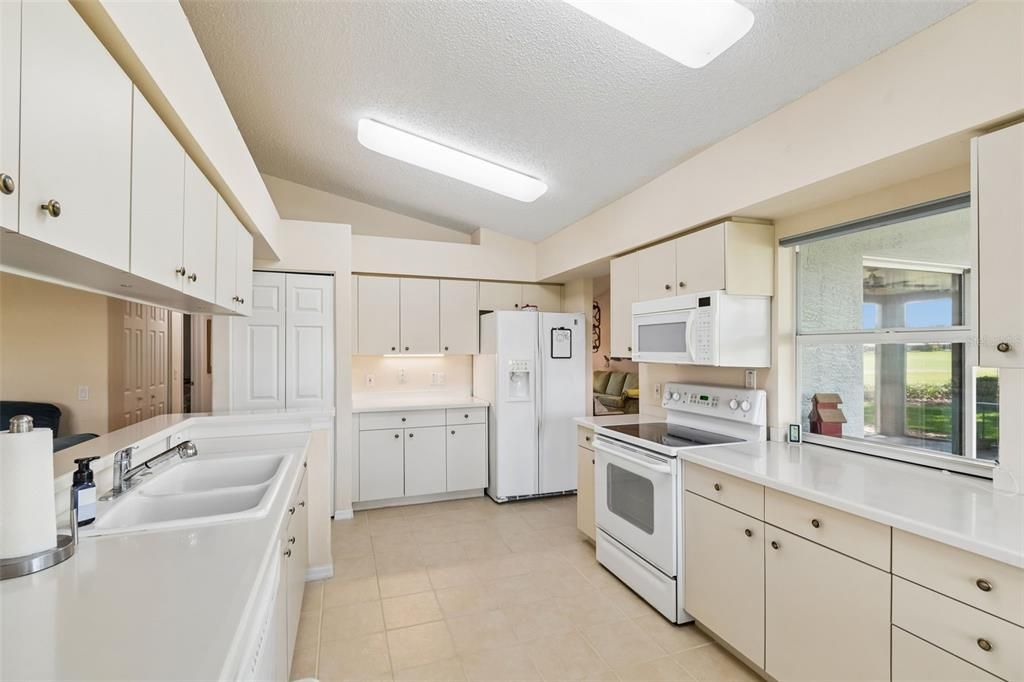 For Sale: $340,000 (2 beds, 2 baths, 1818 Square Feet)
