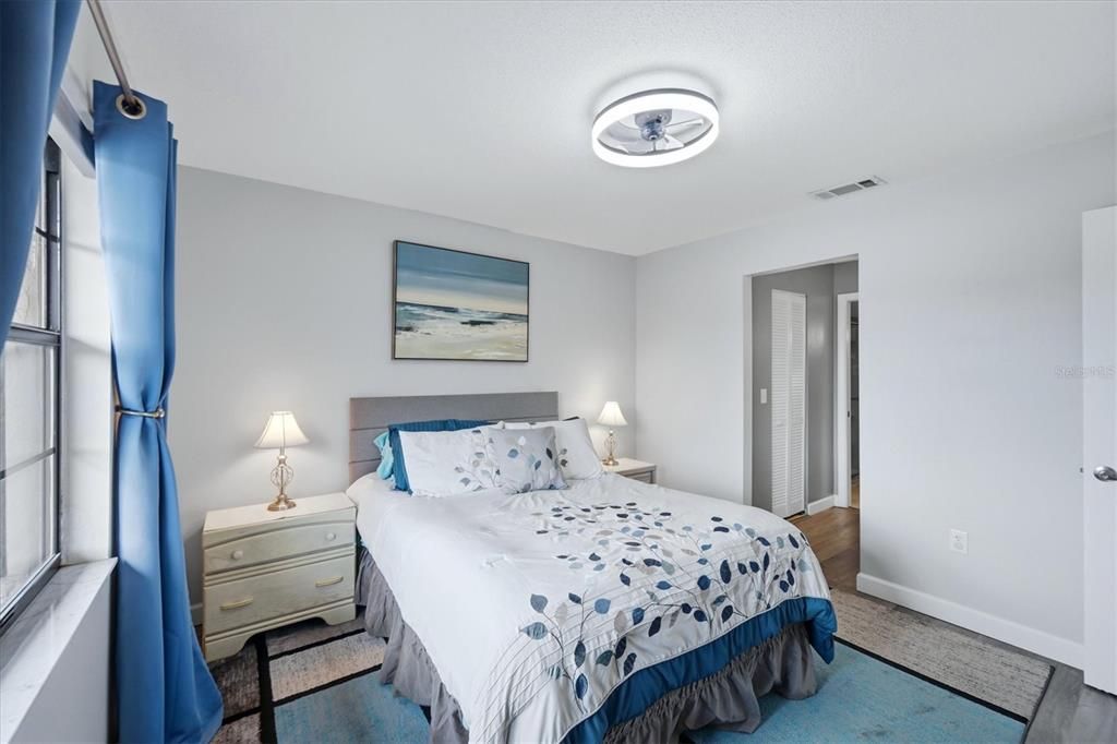 For Sale: $195,000 (2 beds, 1 baths, 860 Square Feet)