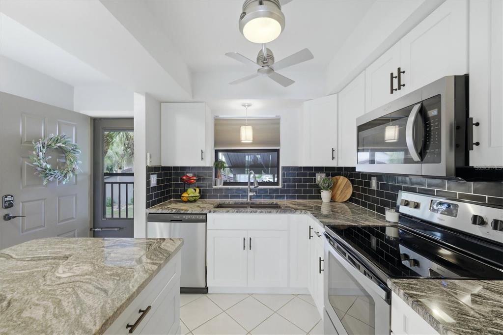 For Sale: $195,000 (2 beds, 1 baths, 860 Square Feet)