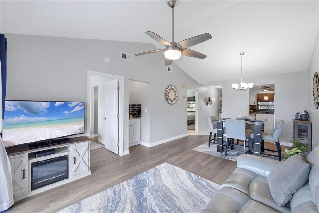 For Sale: $195,000 (2 beds, 1 baths, 860 Square Feet)
