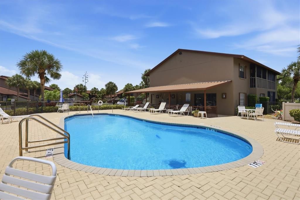 For Sale: $195,000 (2 beds, 1 baths, 860 Square Feet)