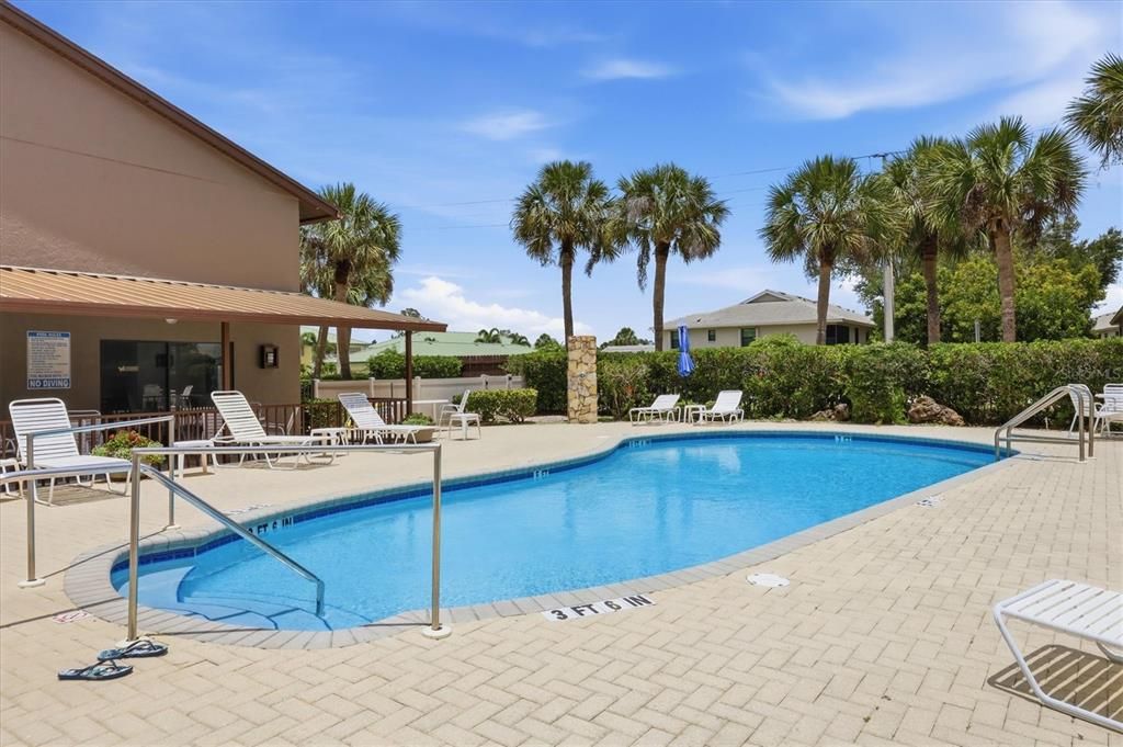 For Sale: $195,000 (2 beds, 1 baths, 860 Square Feet)