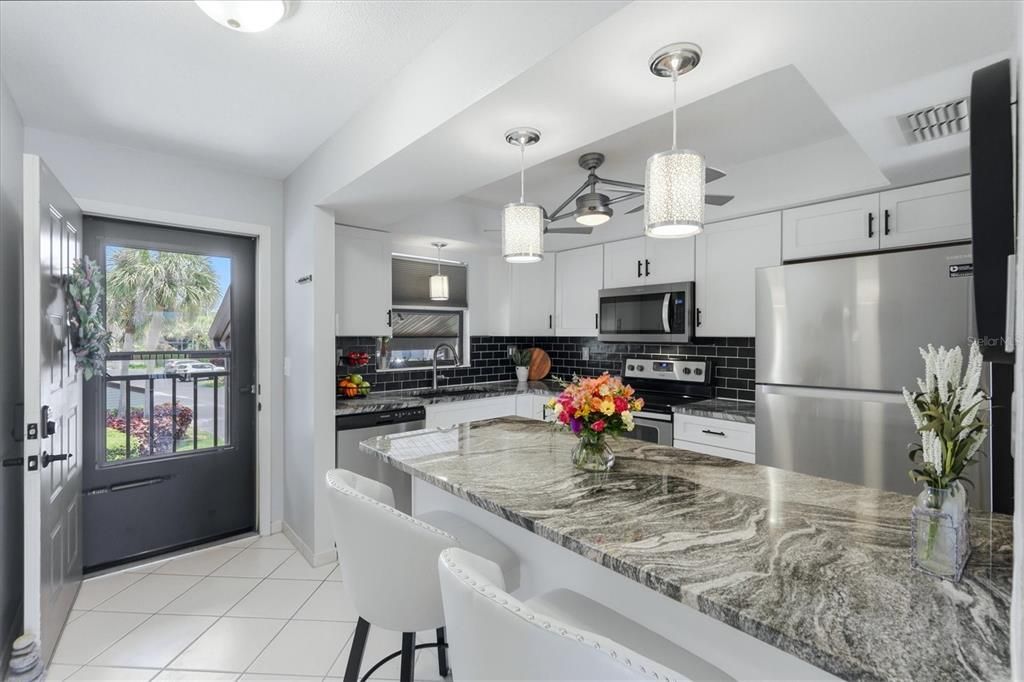 For Sale: $195,000 (2 beds, 1 baths, 860 Square Feet)