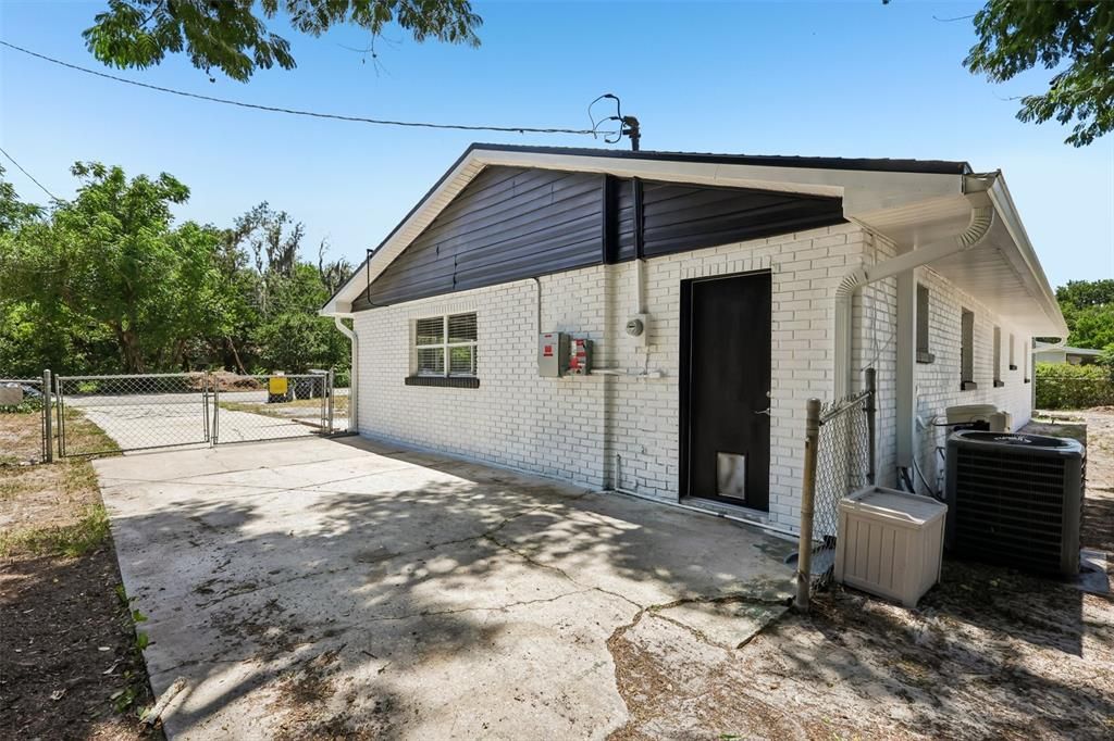Activo con contrato: $220,000 (3 camas, 1 baños, 1264 Pies cuadrados)