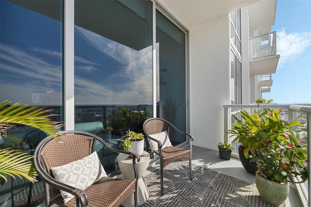 For Sale: $579,999 (2 beds, 2 baths, 1268 Square Feet)