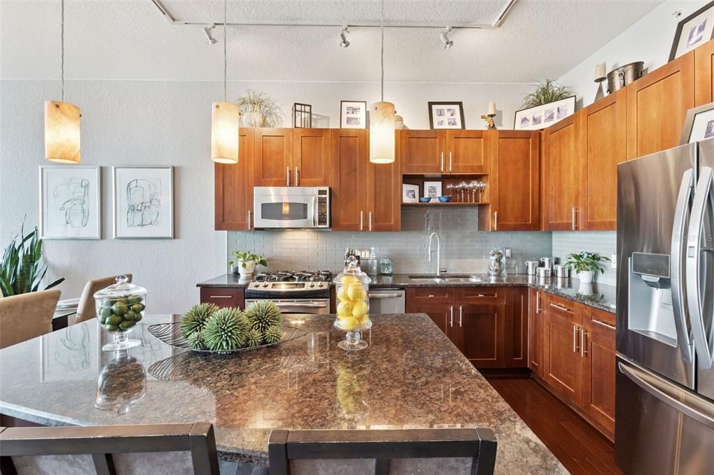 For Sale: $579,999 (2 beds, 2 baths, 1268 Square Feet)