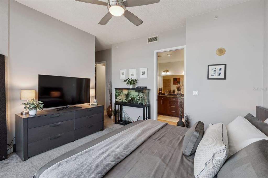 For Sale: $579,999 (2 beds, 2 baths, 1268 Square Feet)