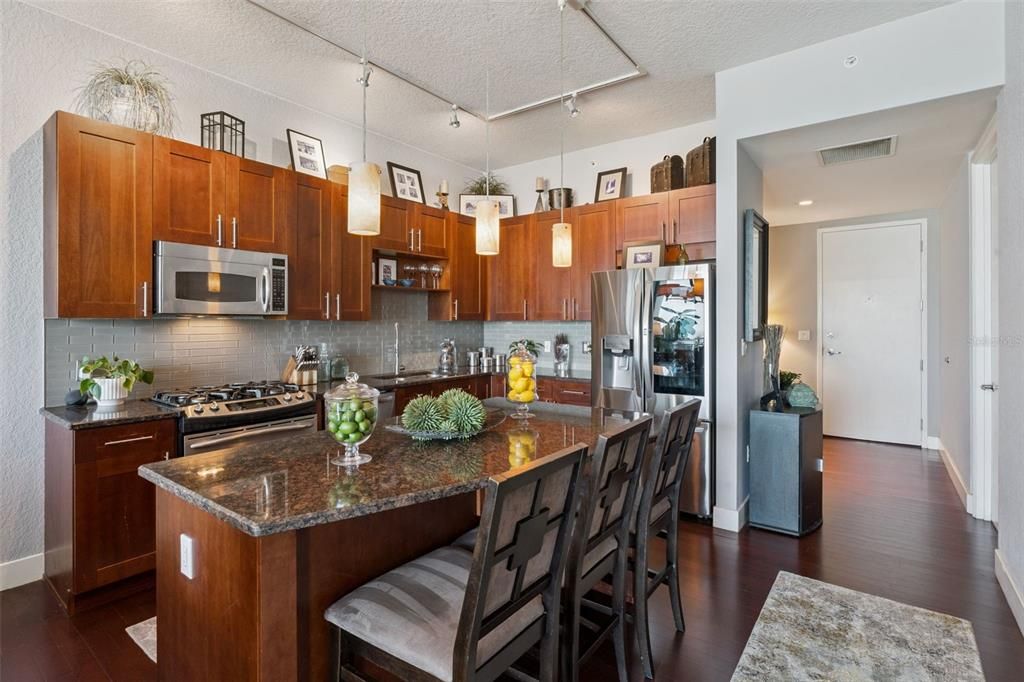 For Sale: $579,999 (2 beds, 2 baths, 1268 Square Feet)