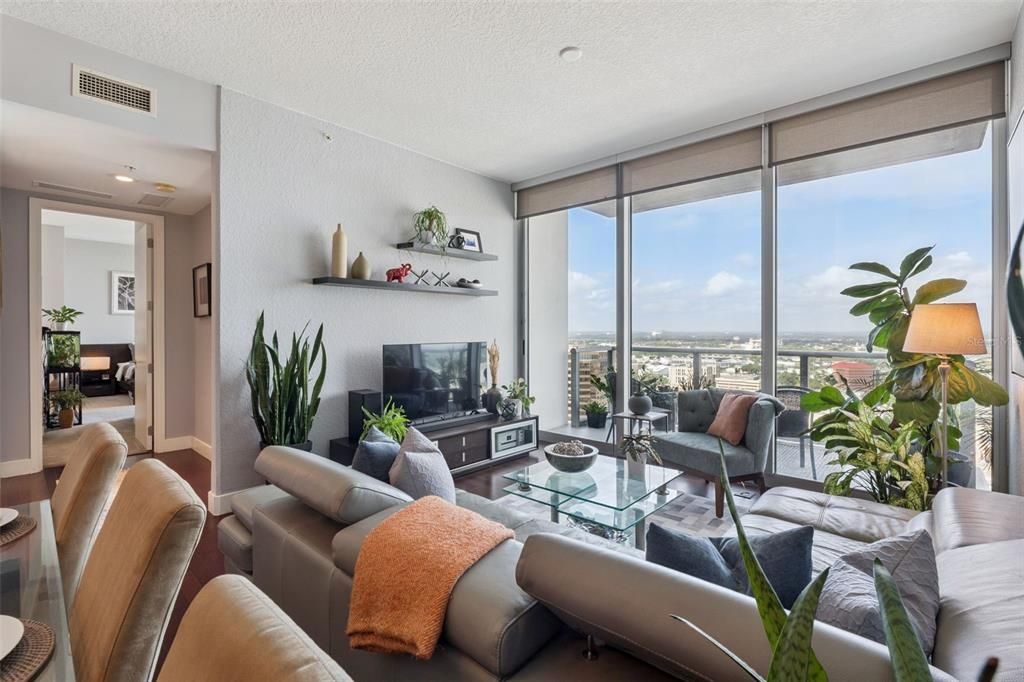 For Sale: $579,999 (2 beds, 2 baths, 1268 Square Feet)