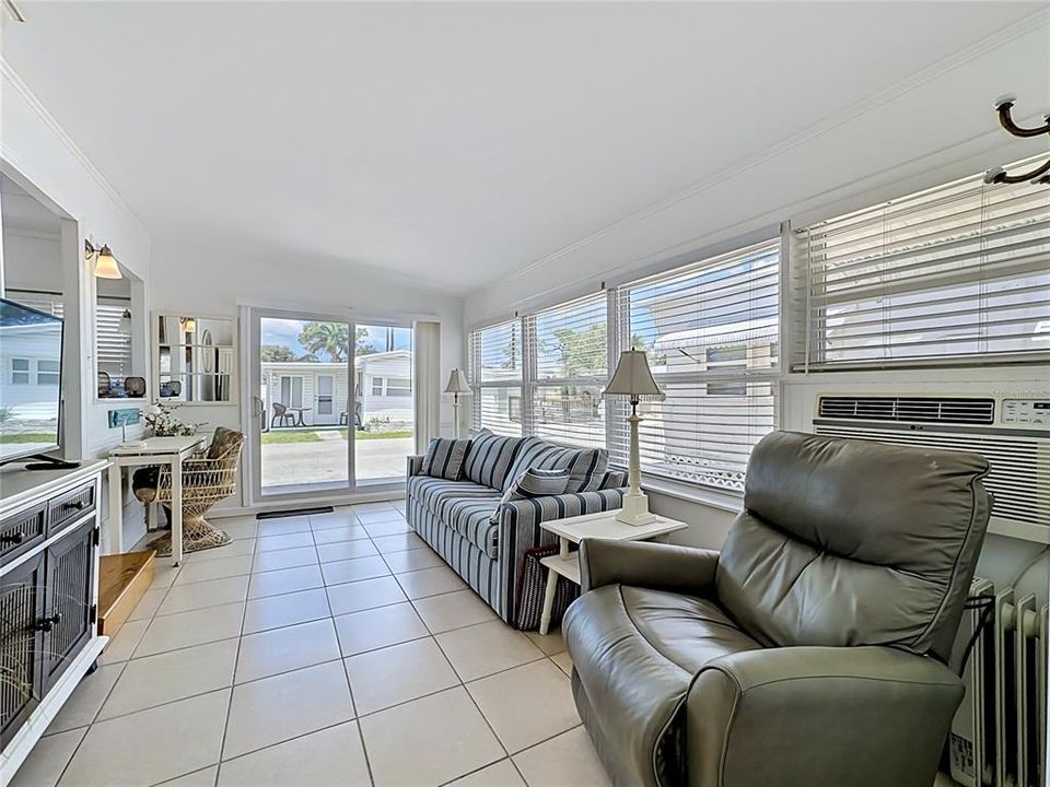 For Sale: $155,000 (1 beds, 1 baths, 460 Square Feet)
