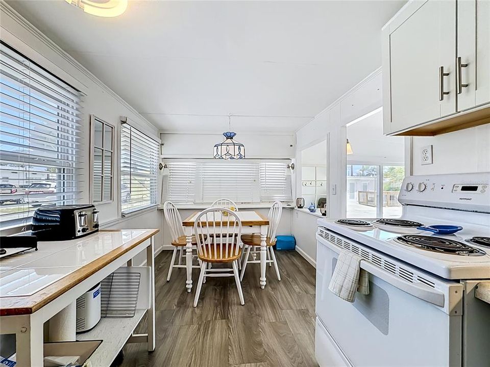 For Sale: $155,000 (1 beds, 1 baths, 460 Square Feet)