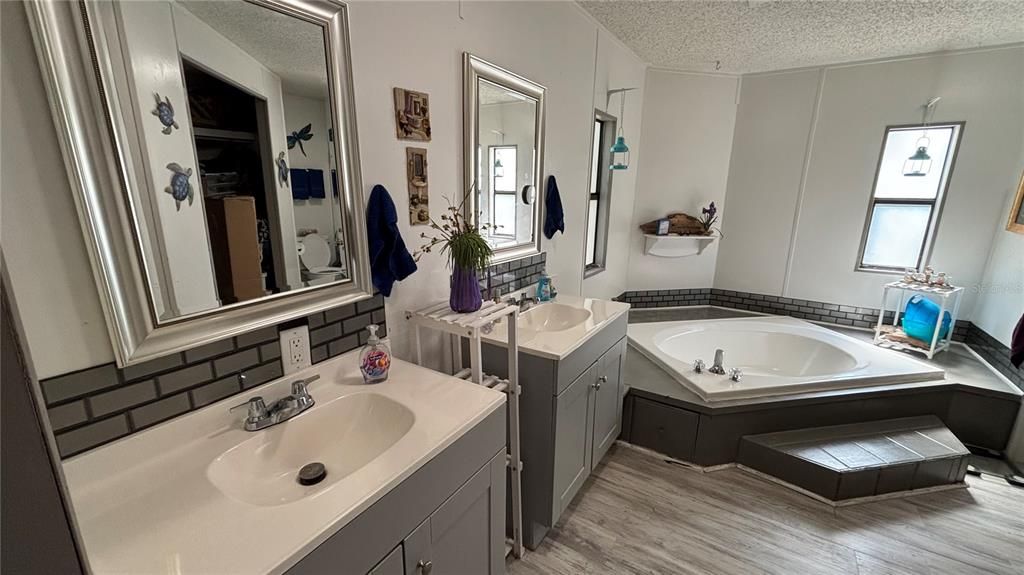 For Sale: $198,000 (3 beds, 2 baths, 1527 Square Feet)
