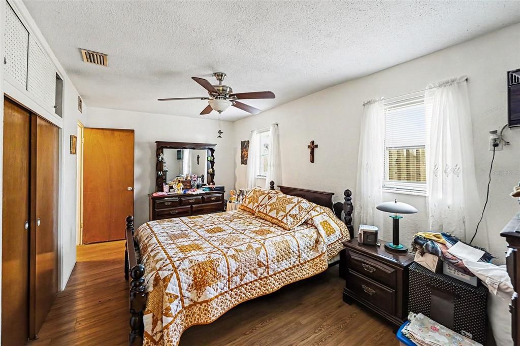 For Sale: $325,000 (2 beds, 2 baths, 1116 Square Feet)