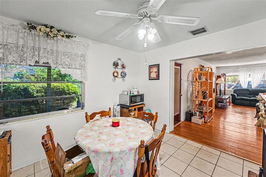 For Sale: $325,000 (2 beds, 2 baths, 1116 Square Feet)