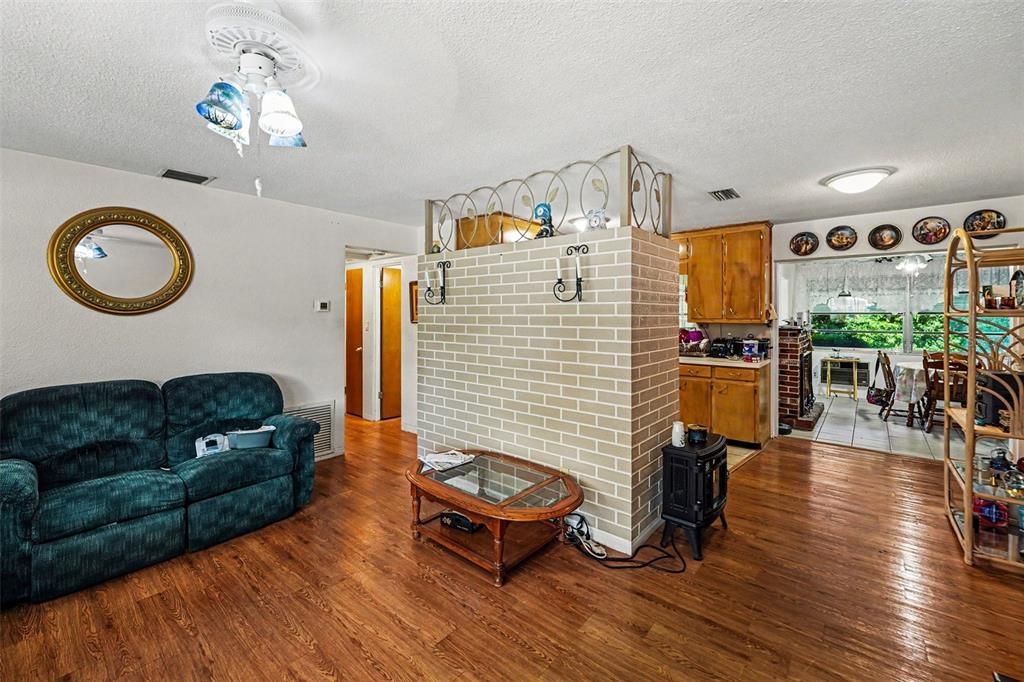 For Sale: $325,000 (2 beds, 2 baths, 1116 Square Feet)