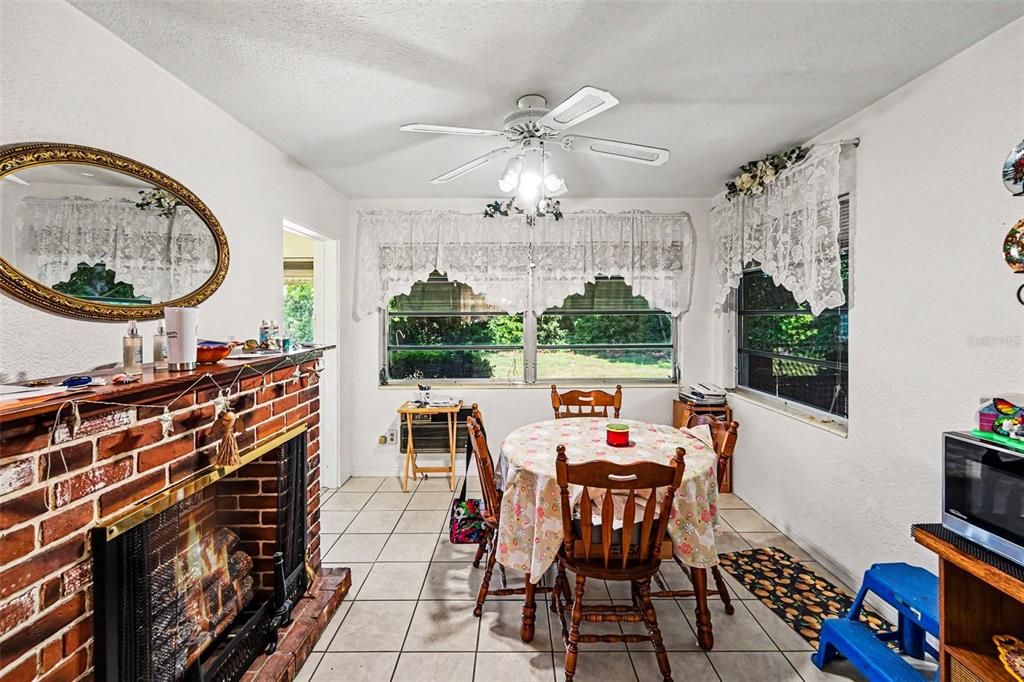For Sale: $325,000 (2 beds, 2 baths, 1116 Square Feet)