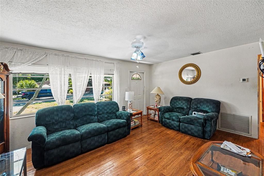 For Sale: $325,000 (2 beds, 2 baths, 1116 Square Feet)