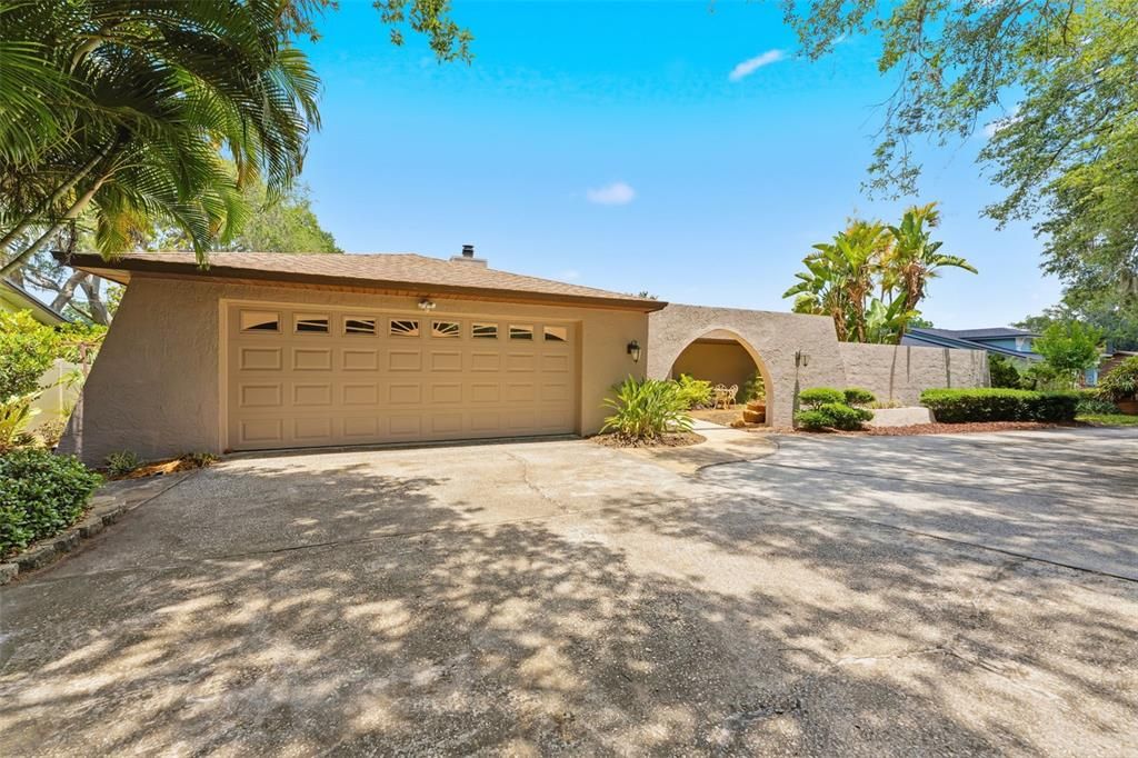 Activo con contrato: $875,000 (4 camas, 2 baños, 2059 Pies cuadrados)