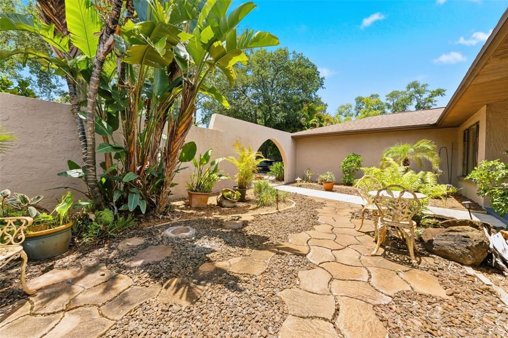 Activo con contrato: $875,000 (4 camas, 2 baños, 2059 Pies cuadrados)