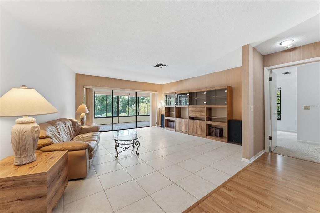 Activo con contrato: $875,000 (4 camas, 2 baños, 2059 Pies cuadrados)