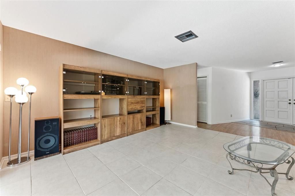 Activo con contrato: $875,000 (4 camas, 2 baños, 2059 Pies cuadrados)