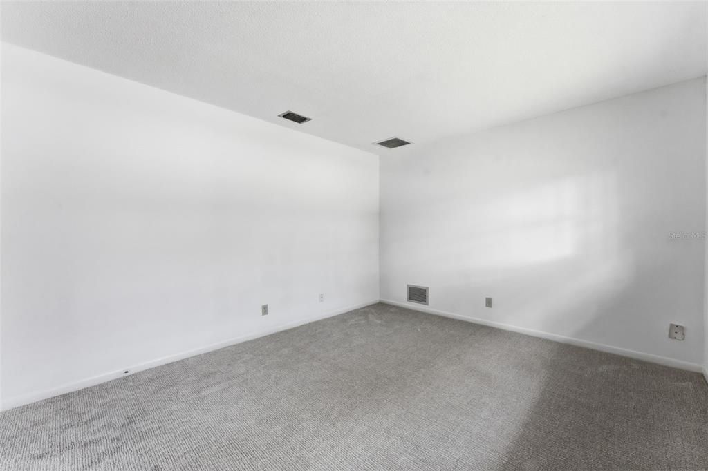 Activo con contrato: $875,000 (4 camas, 2 baños, 2059 Pies cuadrados)