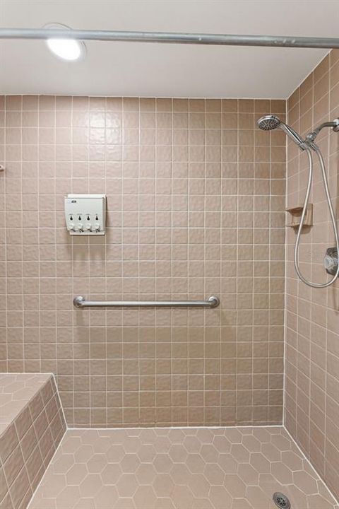 Activo con contrato: $875,000 (4 camas, 2 baños, 2059 Pies cuadrados)