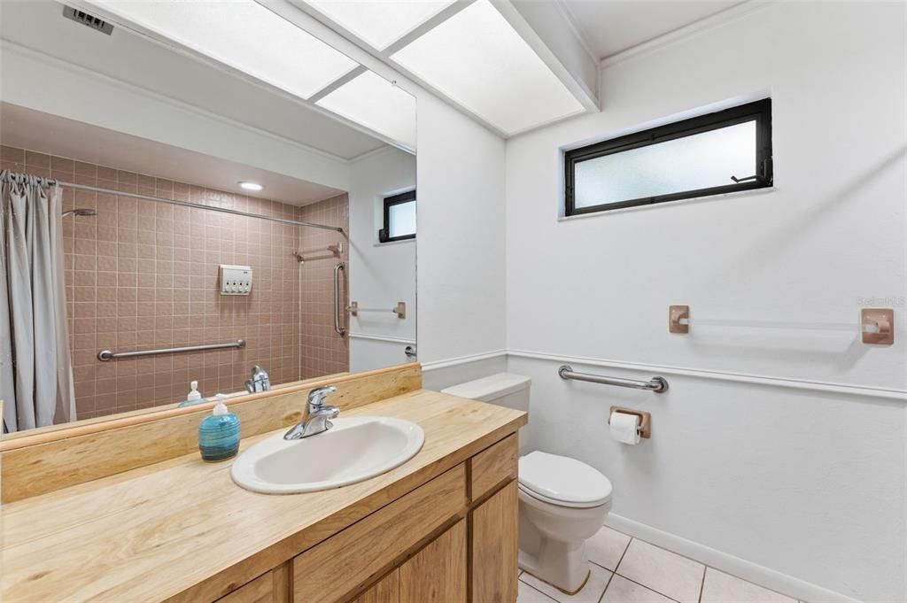 Activo con contrato: $875,000 (4 camas, 2 baños, 2059 Pies cuadrados)