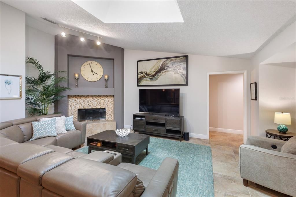 Activo con contrato: $849,900 (4 camas, 2 baños, 2824 Pies cuadrados)