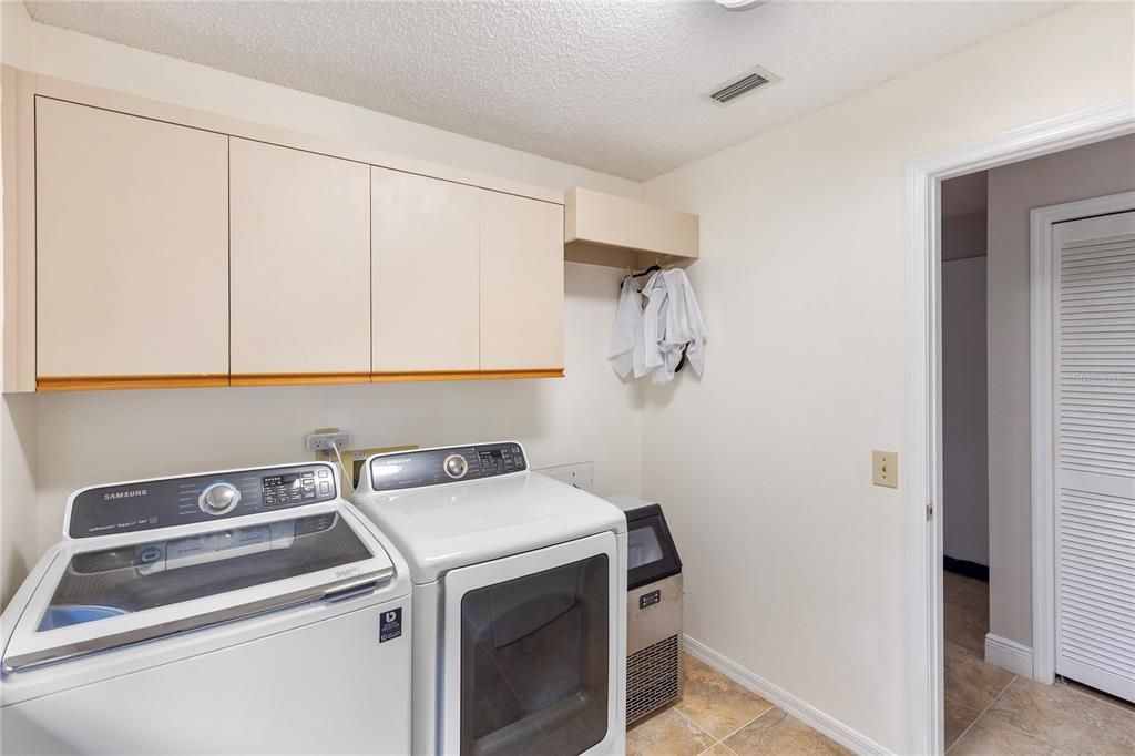 Activo con contrato: $849,900 (4 camas, 2 baños, 2824 Pies cuadrados)